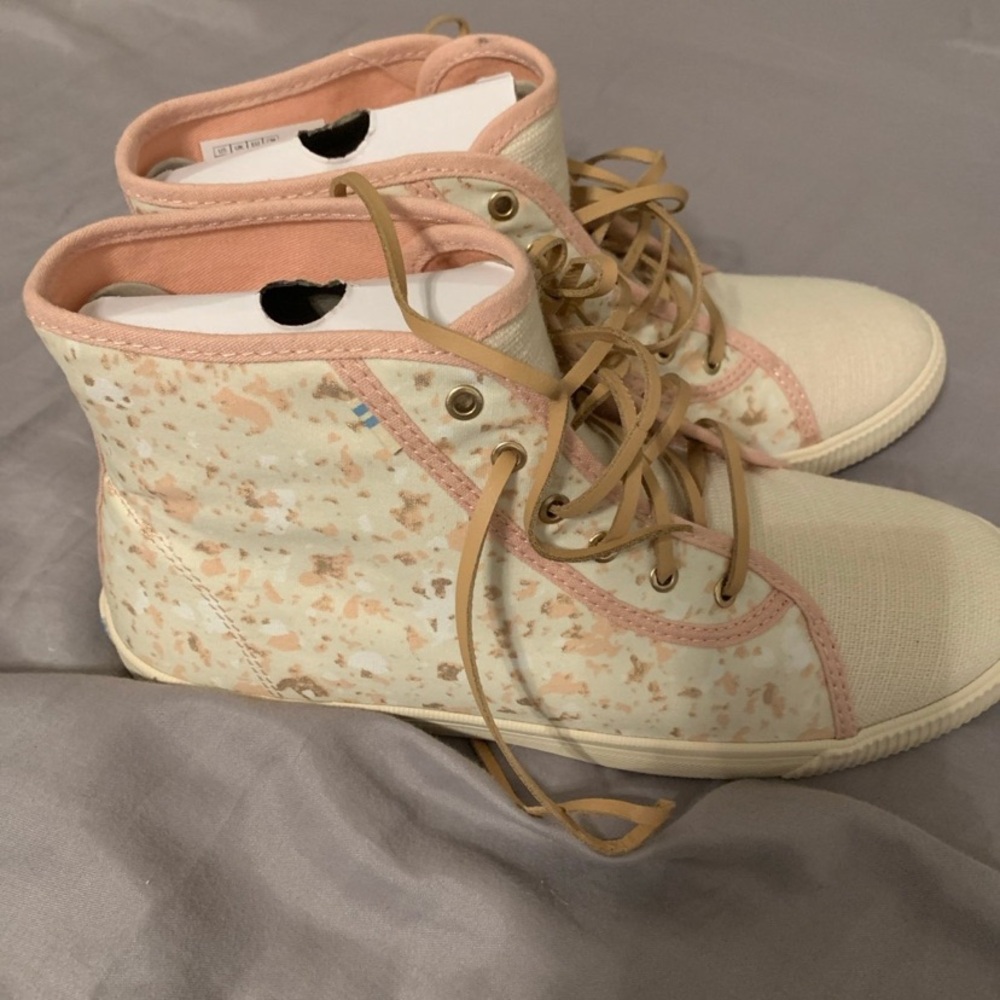Lace-up Toms Size 9 NWT